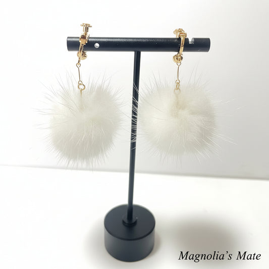 ファーボールイヤリング