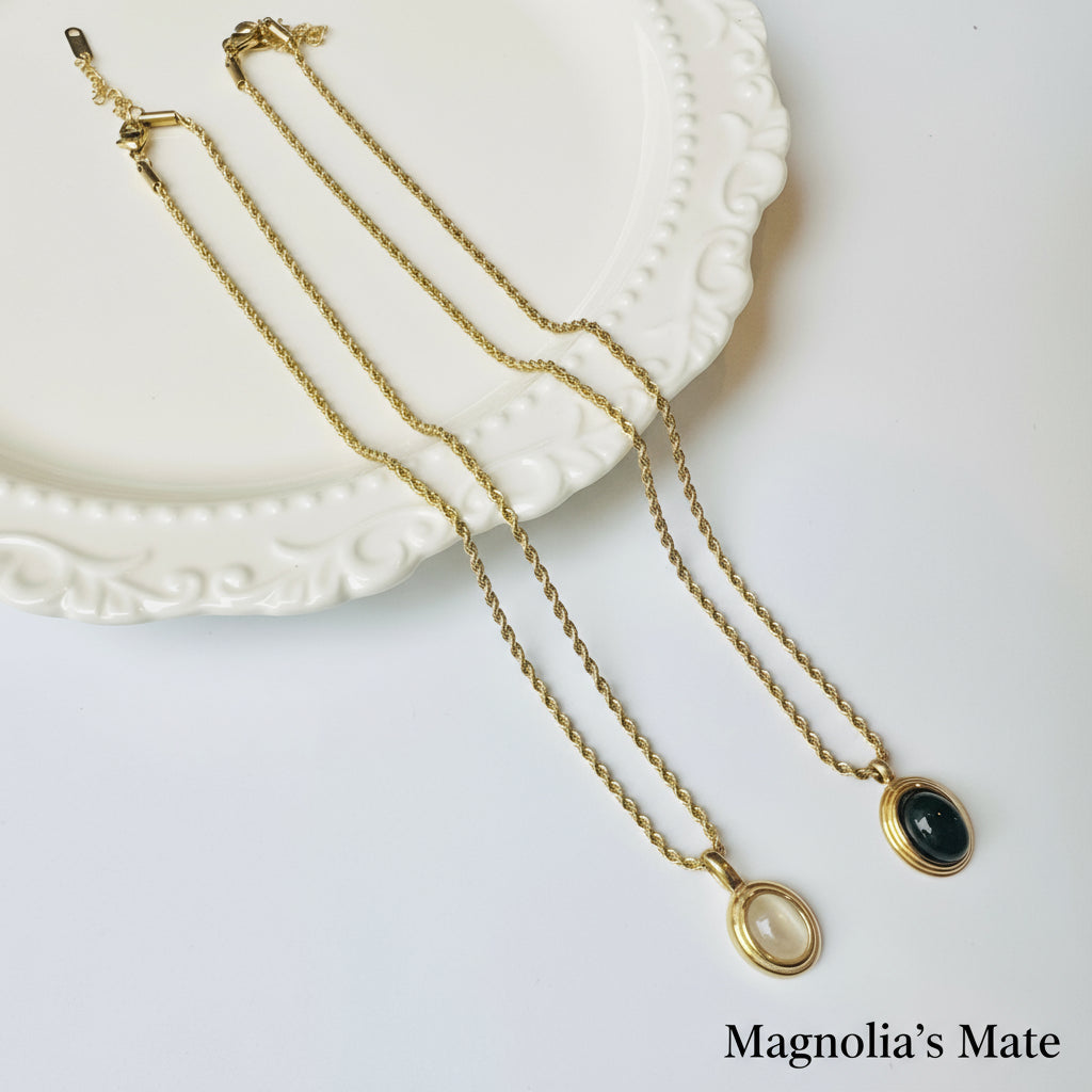 オーバルストーンねじれチェーンネックレス ブラック/ホワイト 【スピード配送】