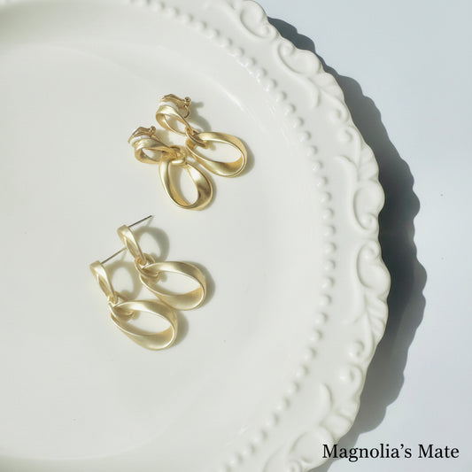 フェミニンねじれマット イヤリング/ピアス ゴールド 【スピード配送】3月上旬発送予定
