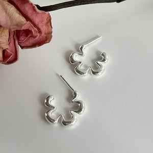 フラワーシルエットピアス シルバー【予約商品】