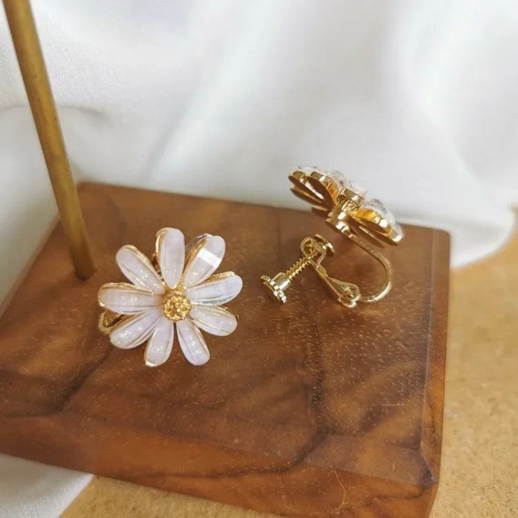 優先配送 イヤリング【予約商品】 ホワイトデイジー – Mate Magnolia's ピアス