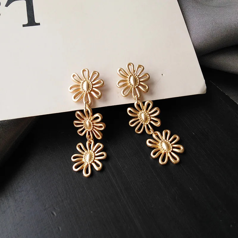 トリプルフラワーピアス/イヤリング ゴールド 【予約商品】