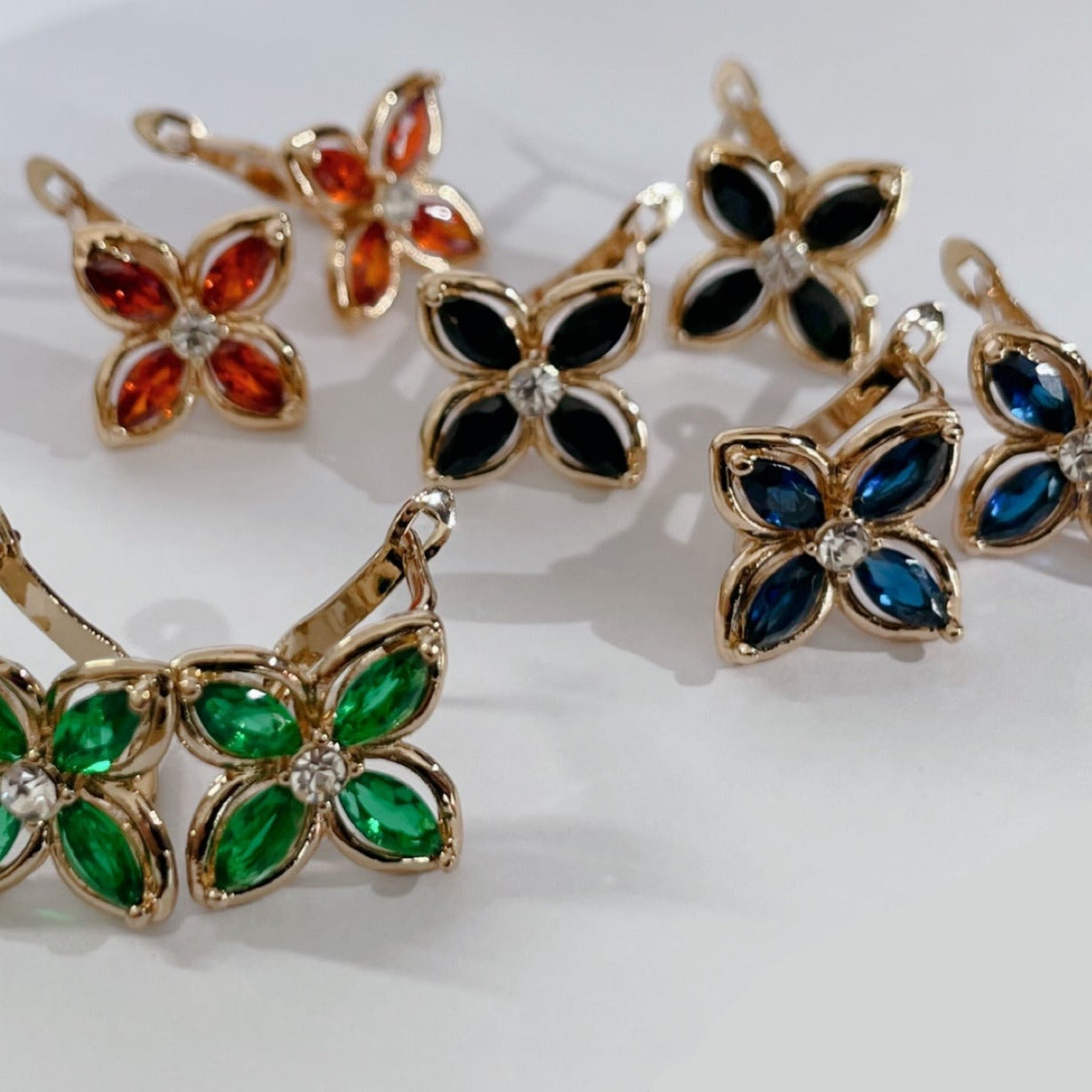 クリスタルフラワーピアス 4色【予約商品】 – Magnolia's Mate