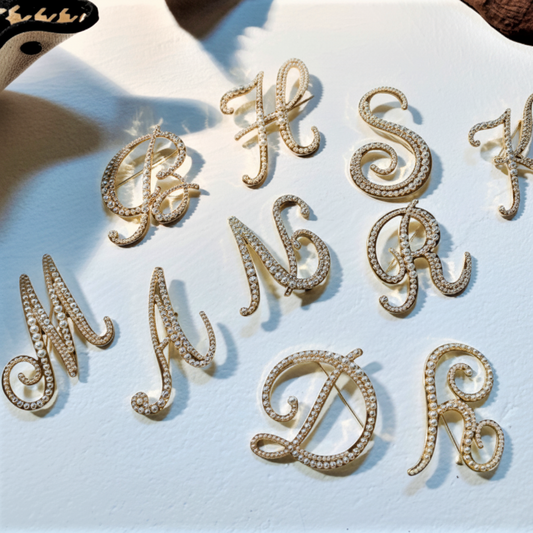 パールイニシャル ブローチ ゴールド 【予約商品】