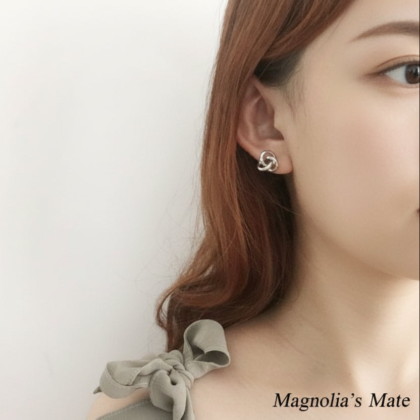 立体結び目ピアス ゴールド/シルバー 【スピード配送】