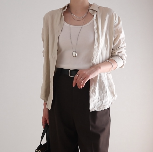 ベージュシャツ × シルバーアクセ
