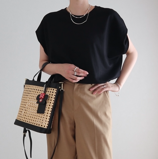 ブラックトップス × シルバーアクセ