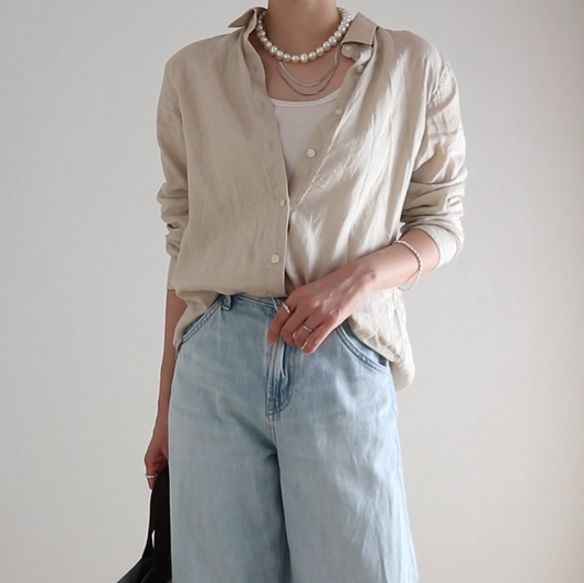 ベージュシャツ × パールアクセ