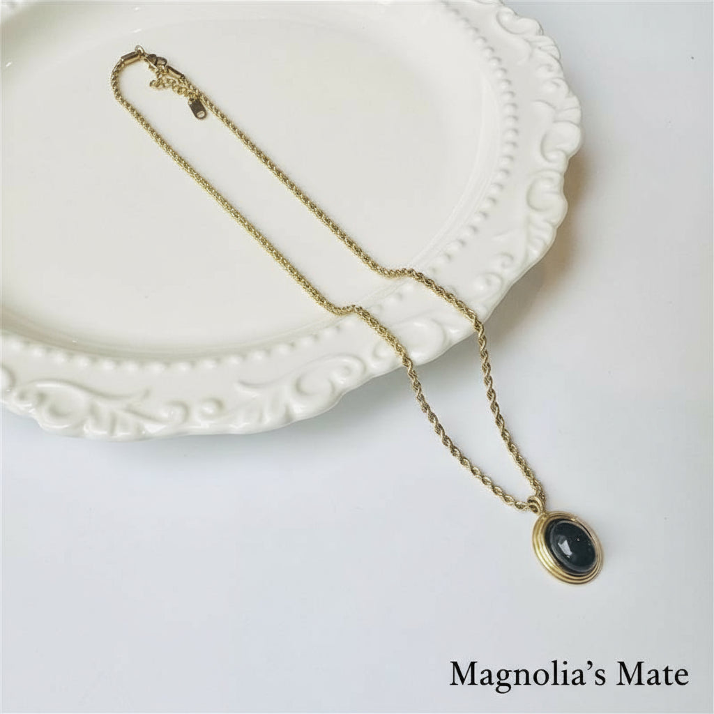 Oval Stone Twisted Chain Necklace Black/White [Fast Shipping]