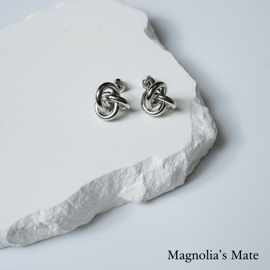 立体結び目ピアス　ゴールド/シルバー　【スピード配送】