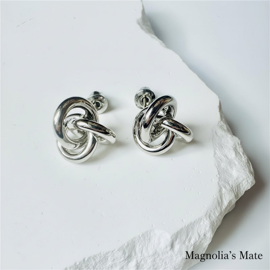 立体結び目ピアス　ゴールド/シルバー　【スピード配送】