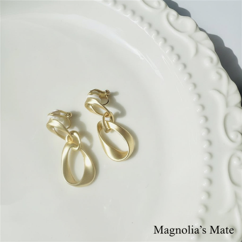 フェミニンねじれマット　イヤリング/ピアス　ゴールド 【スピード配送】