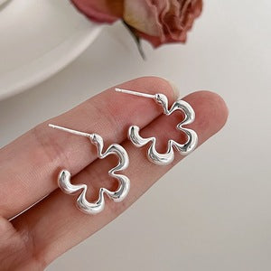 フラワーシルエットピアス　シルバー【予約商品】