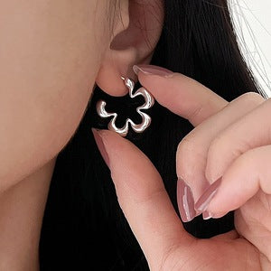 フラワーシルエットピアス　シルバー【予約商品】