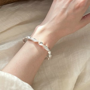 ツイストシルエットブレスレット　シルバー【予約商品】