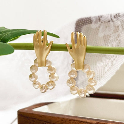 Hand Motif Freshwater Pearl Earrings Gold [Pre-order Item]
