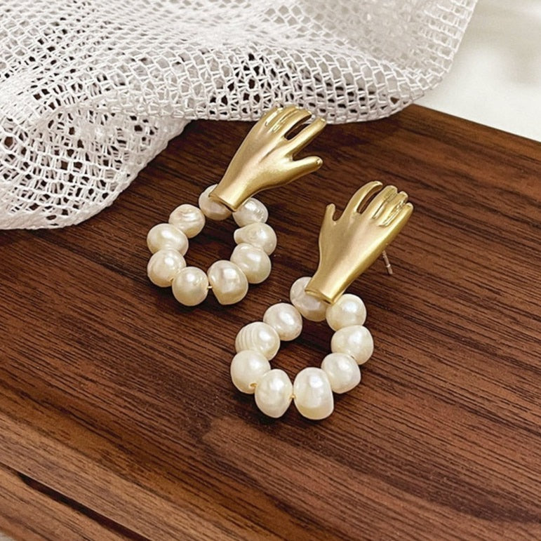 Hand Motif Freshwater Pearl Earrings Gold [Pre-order Item]