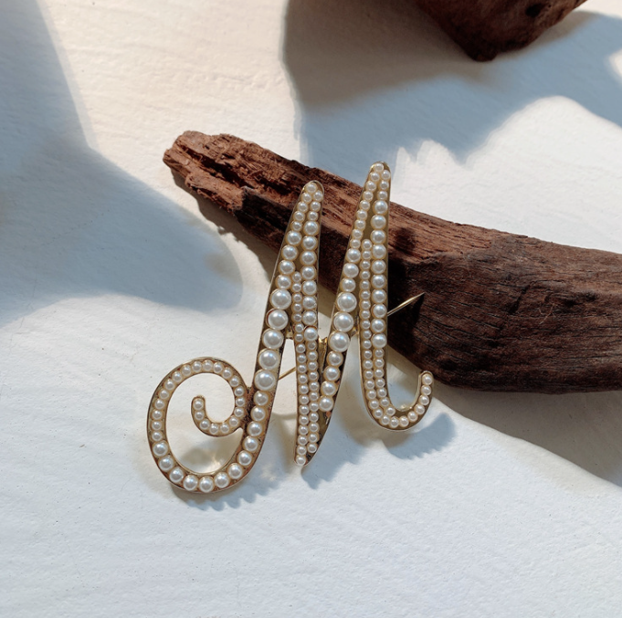 パールイニシャル　ブローチ　　ゴールド　【予約商品】