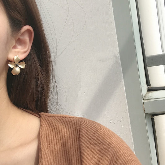 マットフラワーピアス　ゴールド【予約商品】